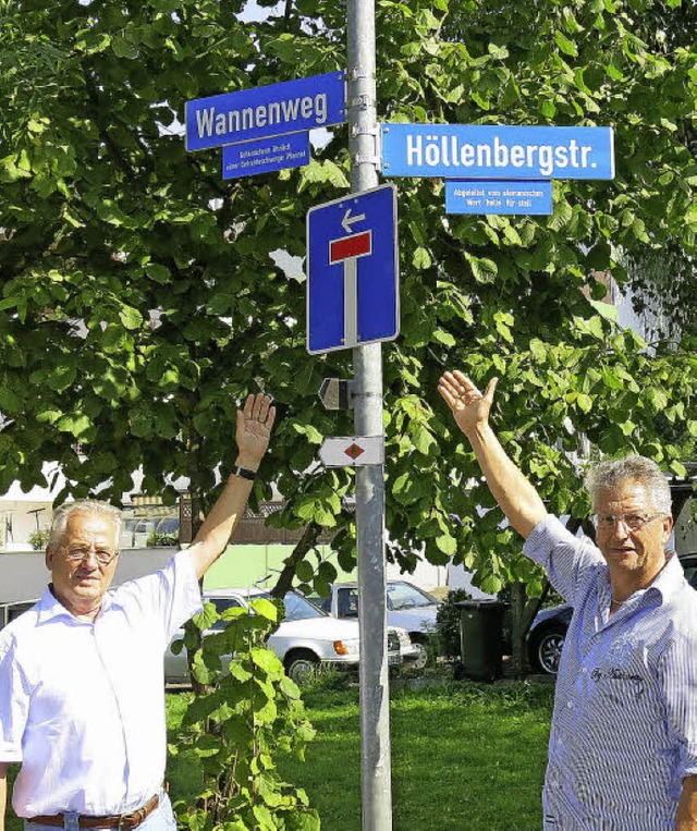 Reinhard Bhler und Ortsvorsteher Frie...ner weisen auf die Zusatzbeschilderung  | Foto: Georg Vo