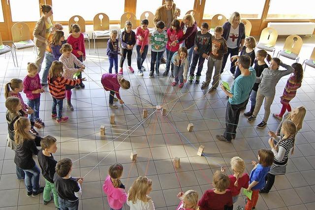 Kinder bauen einen Turm