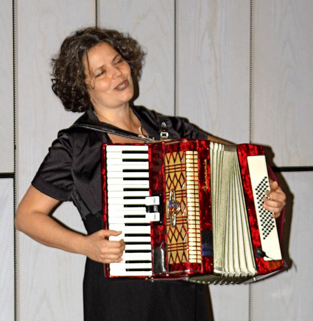 Die Soloknstlerin Asgard versprhte b... Brgerhaus March viel Pariser Charme.  | Foto: herbert binninger