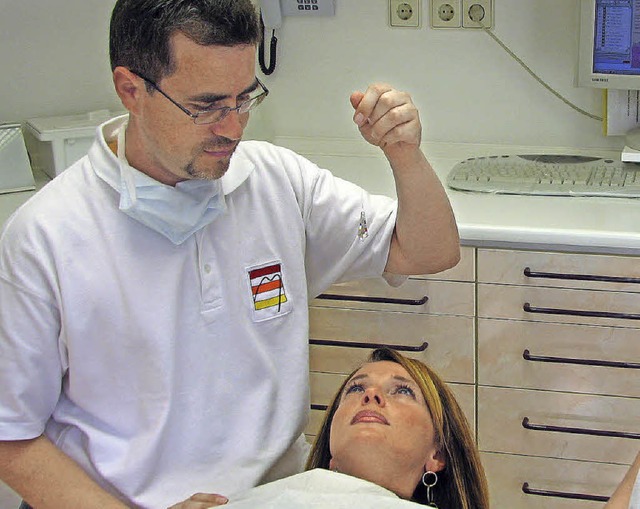 Hypnotiseur und Zahnarzt: Veit Memer bei der Arbeit.   | Foto: Privat