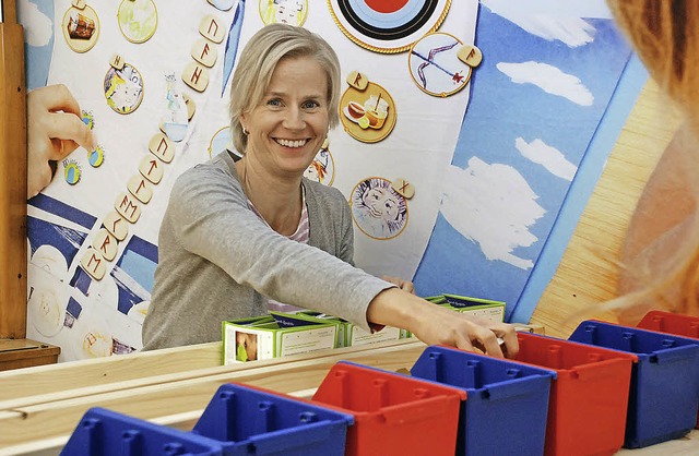 Michaela Sulz packt eine Trostbox. Die Geschftsidee kommt an.  | Foto: Gertrude Siefke