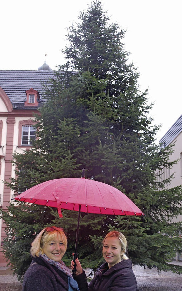 Lisbeth Khninger (links)  und Birgit  Boschert Weihnachtsbaum vor dem Rathaus  | Foto: Burgmaier Ralf