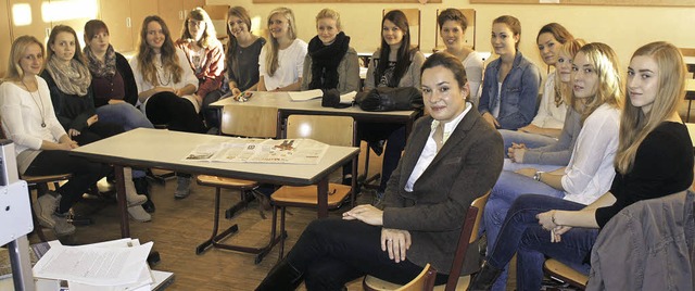 Schlerinnen der Klassenstufe 12 des S...erli, wie ihr Arbeitsalltag aussieht.   | Foto: Reinhard Herbrig