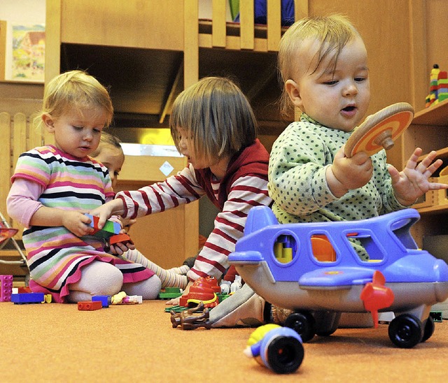 Die Kleinkinderbetreuung schlgt sich ...aben im stdtischen Haushalt nieder.    | Foto: dpa