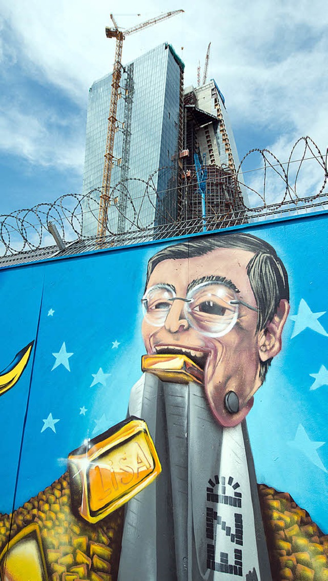 Das Graffito nahe des EZB-Hochhauses z...ZB-Chef Draghi mit Goldbarren im Mund   | Foto: dpa