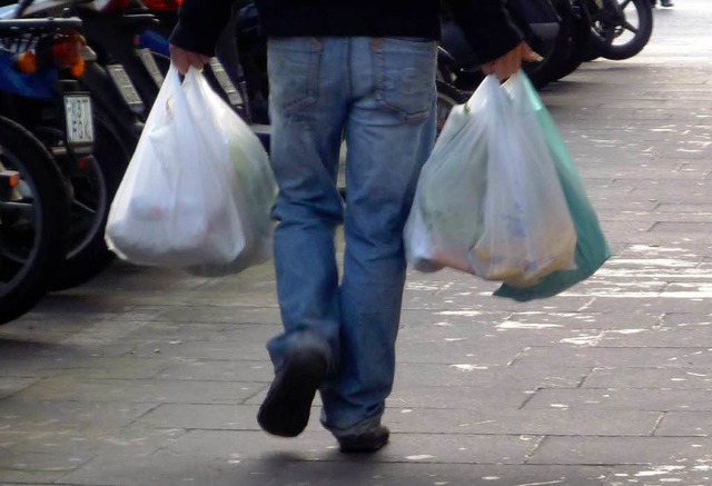 Ein alltgliches Bild: Der Einkauf wird in Plastiktten transportiert.   | Foto: dpa
