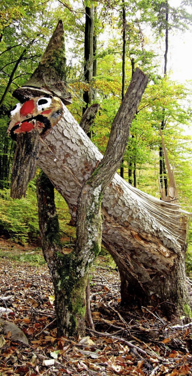 JAAA, er lebt noch&#8220; - und nicht ... knapp 50 Meter abseits des Waldweges.  | Foto: Reiner Merz