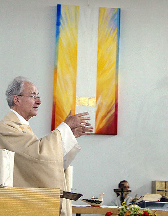 Pfarrer Vogt hier mit dem Altarbild de...Kolbe-Kirche <BZ-Keyword></BZ-Keyword>  | Foto: Pia Grttinger