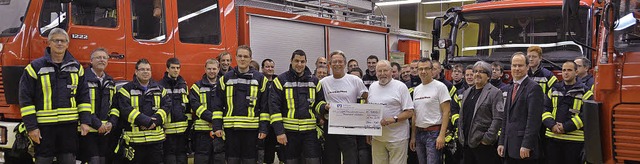 Freude bei der Feuerwehr: Eine Delegat... wurde, einen Scheck ber  4000 Euro.   | Foto: Markus Maier