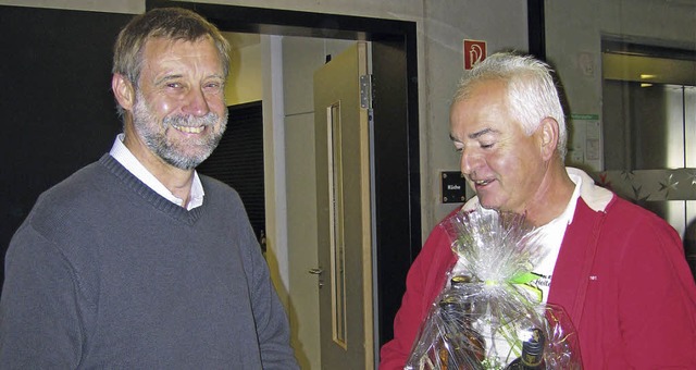 Josef Zimmermann (rechts) vom DRK-Orts...nder: Andreas Teller aus Heitersheim.   | Foto: brendle