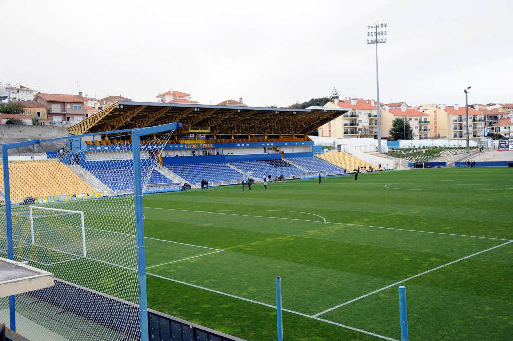 Rund 700 Fans untersttzen den SC Freiburg bei seinem Auswrtsspiel in Estoril.