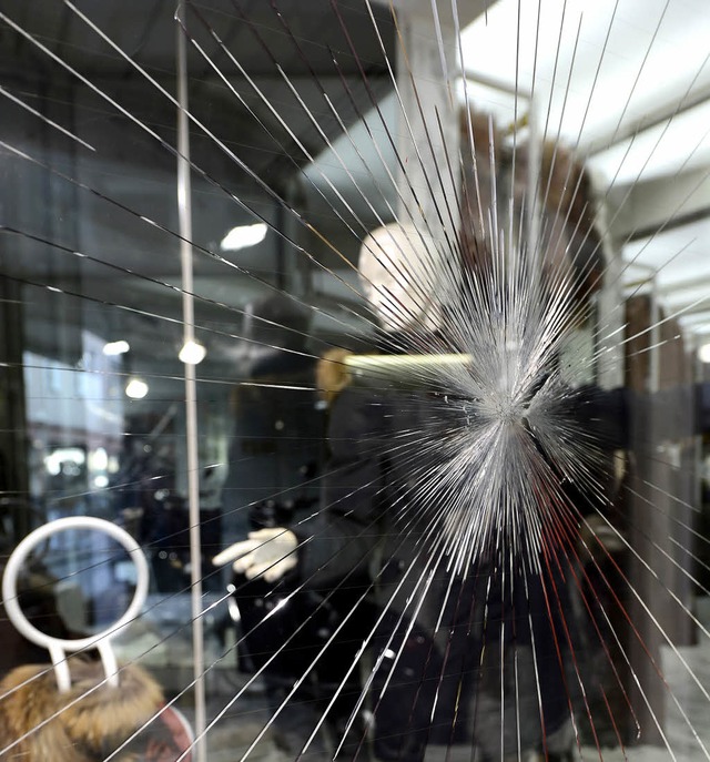 Zersprungen: Das Sicherheitsglas der Schaufenster des Pelzmodehauses Arzt  | Foto: Ingo Schneider