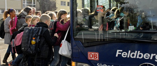 Ein typisches Bild, wenn der  Schulbus kommt: Alle drngeln hinein.   | Foto: Leony Stabla