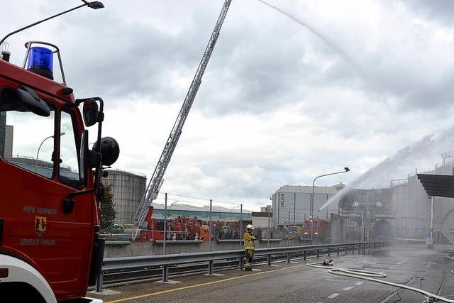 Feuerwehr bt auch im Birsfelder Hafen