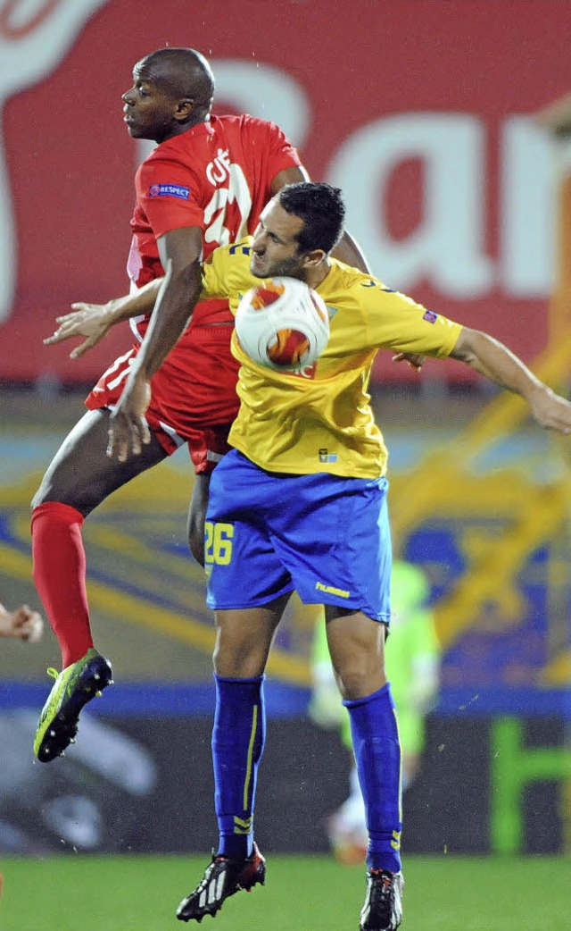SC-Angreifer Karim Gud (links) duell... mit Estorils Akteur Ruben Fernandes.   | Foto: Heuberger