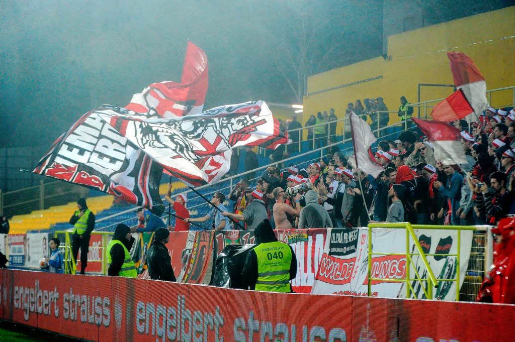 In Unterzahl sichert sich der SC Freiburg ein Unentschieden in Estoril.