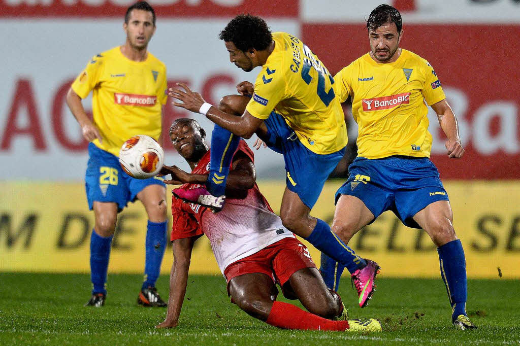 In Unterzahl sichert sich der SC Freiburg ein Unentschieden in Estoril.