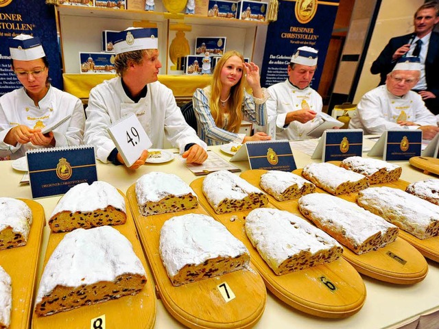 ffentliche Stollenprfung: Eine Fachj...tet den Echten Dresdner Christstollen.  | Foto: dpa