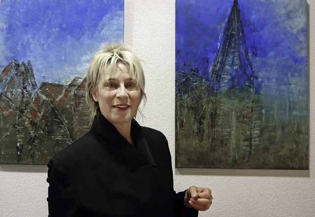Ulli Obrecht vor ihren Bilder bei Testo in Kirchzarten.   | Foto: Barbara Riess