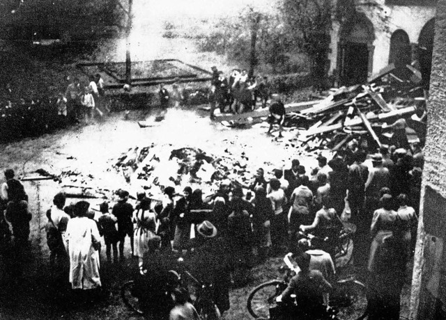 Am  10. November 1938 wird die Synagoge in Emmendingen zerstrt.  | Foto: Stdtische Sammlung/Marius Alexander