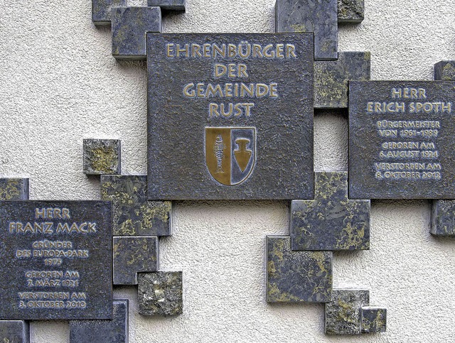 Eine Gedenkwand erinnert an die Ehrenbrger Rusts.   | Foto: fotos: Berhard Rein