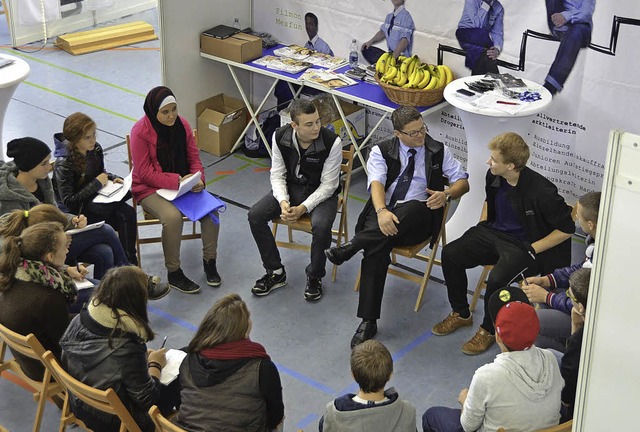 Wie geht&#8217;s zu im Lebensmittelein...auf groes Interesse bei den Schlern.  | Foto: Jennifer ruh