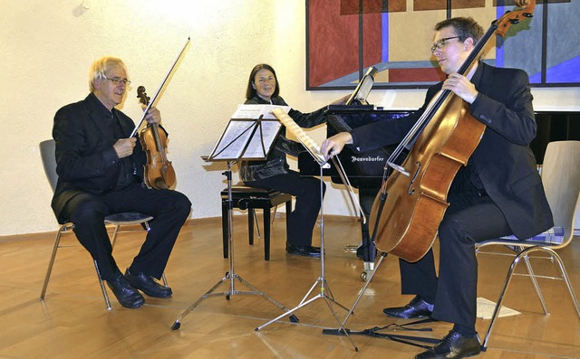 Wolfgang Dilger (Violine), Katharina S...ncello) spielten in der Spitalkirche.   | Foto: miriam herberger