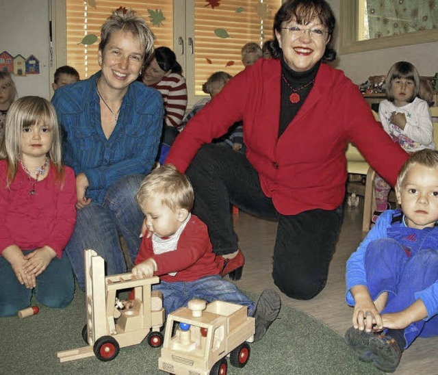 Kindergartenleiterin Peggy Kriegel (li...Wilms von den Spenden angeschafft hat.  | Foto: tanja oldenburg