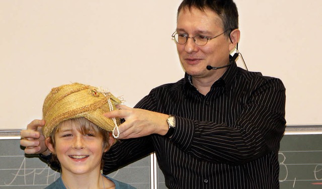 Fr Spa sorgte Kinderbuchautor Tino (... waren die Schler aktiv eingebunden.   | Foto: Susanne Kanele