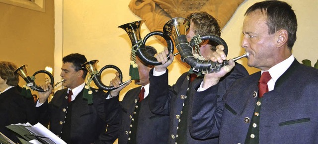 Das Blsercorps der Badischen Jger L...tag bei der Hubertusmesse in Schnau.   | Foto: Paul Berger