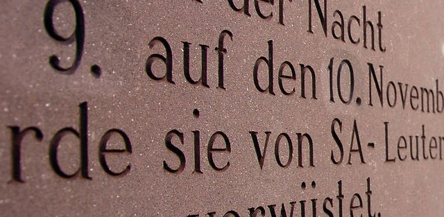 Seit 1978 erinnert eine Tafel am Salme...r Offenburger Thora-Rolle  aufbewahrt.  | Foto: HSL/archiv