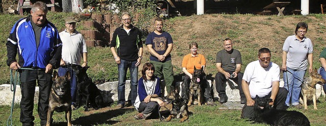 Die Hundefhrer sowie Schutzdiensthelf...ckert und  Fhrtenleger Albert Stofer   | Foto: zvg