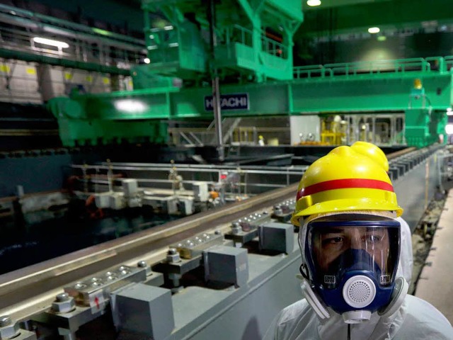 Am Donnerstag konnten sich Journalisten im Gebude von Reaktor vier umsehen.   | Foto: AFP