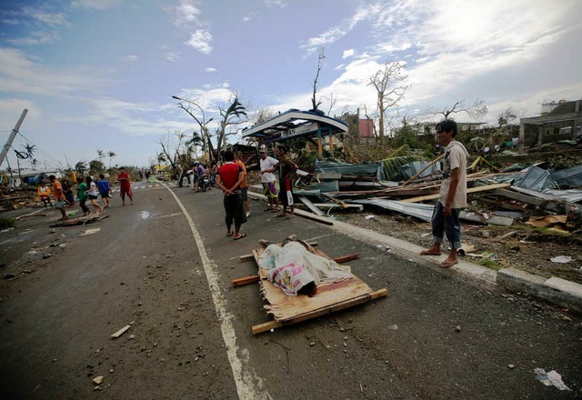 Wirbelsturm &#8222;Haiyan&#8220; verwstet die Kstenstadt Tacloban.   | Foto: dpa
