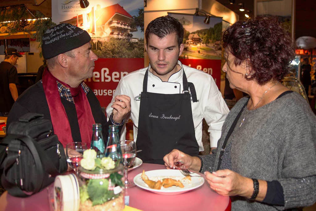Besucher aus Grafenhausen informierten sich bei der Plaza Culinaria ber das vielfltige Angebot.