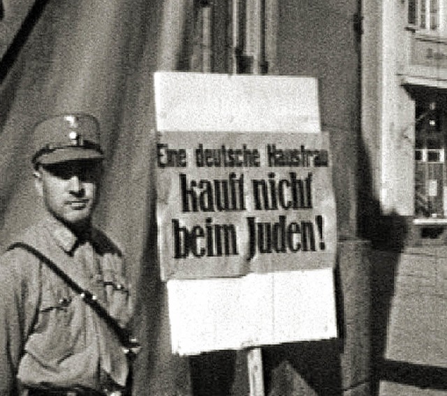 So fing alles an: Am 1. April 1933 pos...or einem jdischen Geschften in Lahr.  | Foto: FRDERVEREIN EHEMALIGE SYNAGOGE KIPPENHEIM