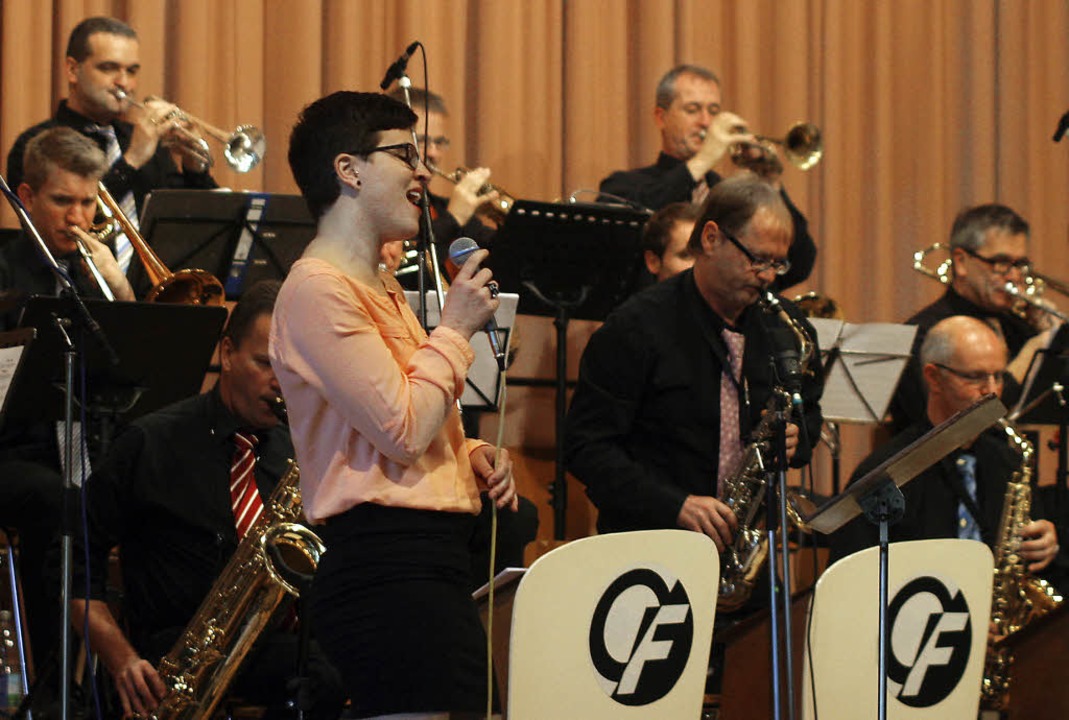 Julia Schwrer sang zu den Klngen der Ossy Fahrner Bigband   | Foto: Heidi Fssel