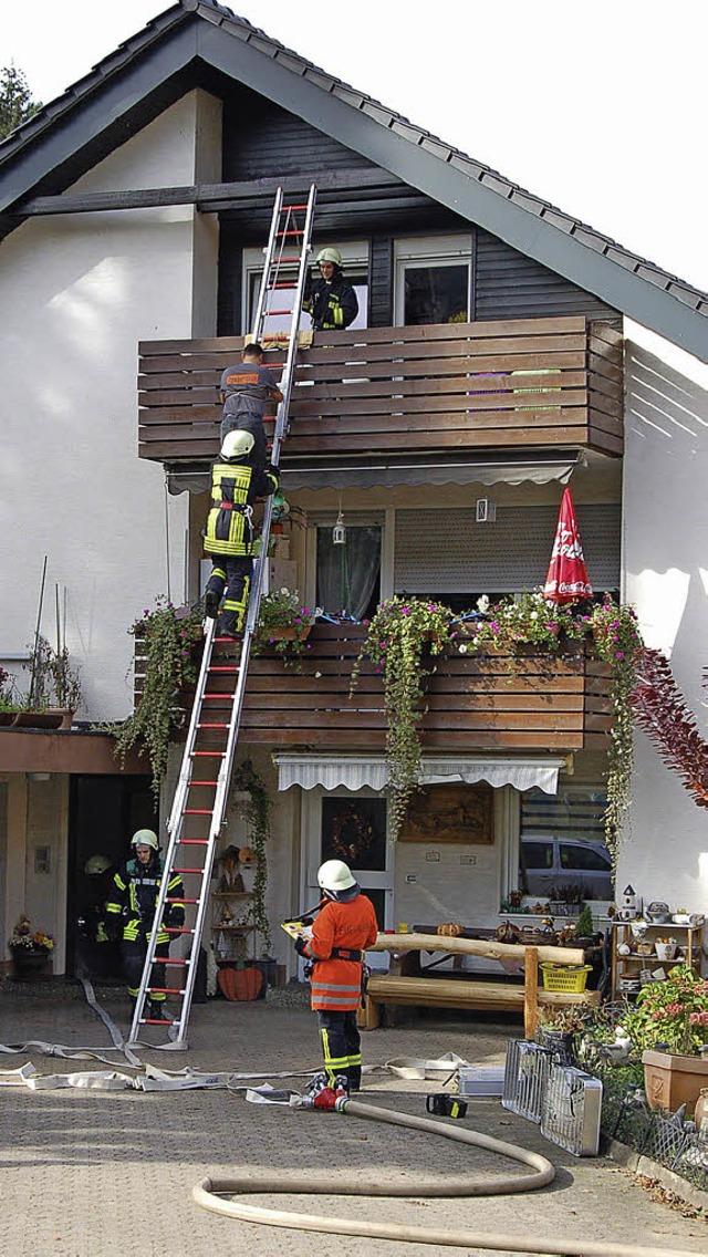 Rettung ber die Steckleiter. Zur Sicherheit wird der Gerettete angeseilt.   | Foto: Christian Ringwald