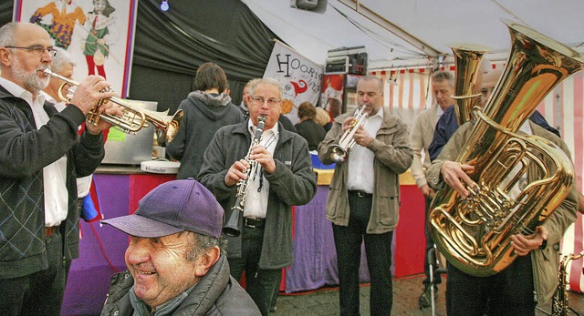 Die Altdorfer Stockfestmusikanten begleiten den Auftakt des Martinimarkts.   | Foto: Sandra Decoux-Kone