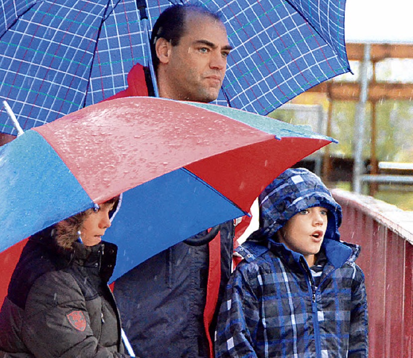 Am Sonntag verfolgten etliche  im Regen das Spektakel.   | Foto: Fillisch