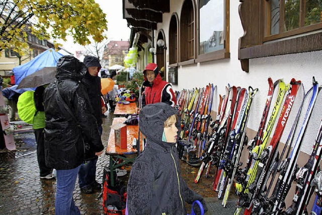 Statt Schnee gab es viel Regen beim Ki...markt am Sonntag in der Fugngerzone   | Foto: Andreas Peikert