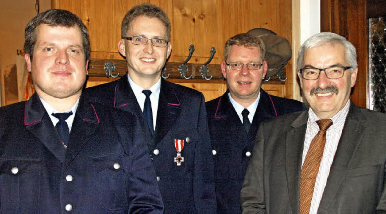 Abteilungskommandant Hartmut Kaiser eh...nurkunde des Verbandes aus (von links)  | Foto: Karin Stöckl-Steinebrunner