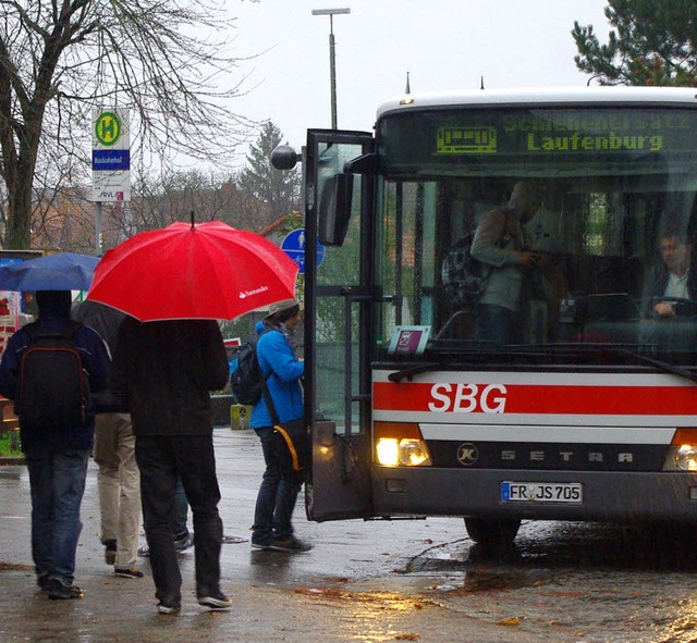 Die Reisenden mussten durch den Regen ...n Vordach dem Bahnhof zweckmig wre.  | Foto: Rolf Reimann