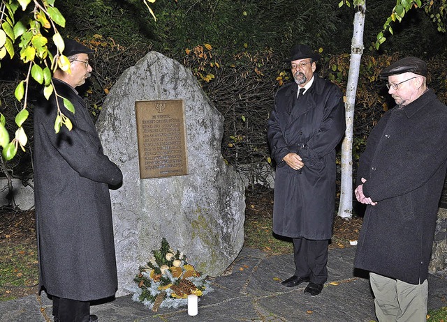 Brgermeister Martin Obert (Mitte) leg...uf dem Ihringer Synagogenplatz nieder.  | Foto: kai kricheldorff