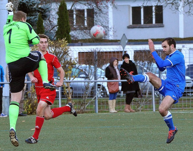 Klaus Gallmann (rechts) lupft den Ball...ustadt ins Tor. Das Spiel endete 1:1.   | Foto: Bernd Seger