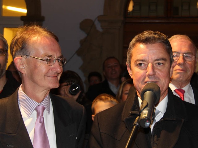 Der Alte und der Neue: Amtsinhaber Ekk...bei dessen Dankesrede vor dem Rathaus.  | Foto: A. Huber
