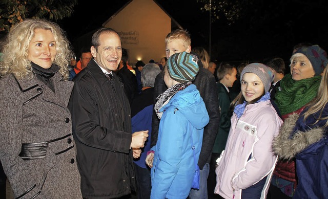 Strahlender Wahlsieger: Michael Bauman... Frau Sabine bei der Gratulationscour.  | Foto: Ilona Hge