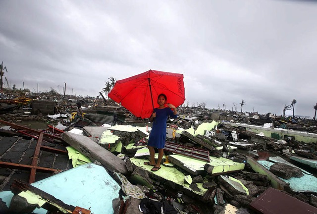 Diese Frau hat berlebt, doch Taifun H...t Tacloban fast vollstndig zerstrt.   | Foto: dpa