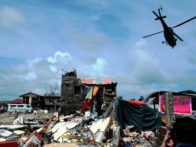 Im Taifun-verwsteten Katastrophengebi...n Philippinen ist die Not weiter gro.  | Foto: AFP