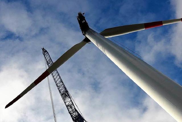 Fotos: Abbau des ausgebrannten Windrads hat begonnen